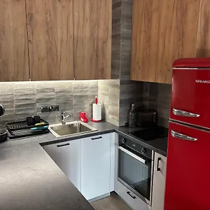New York: A Spacious Modern With Parking Daire Sofya